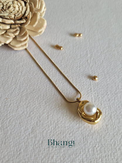 Pearl Embrace Necklace